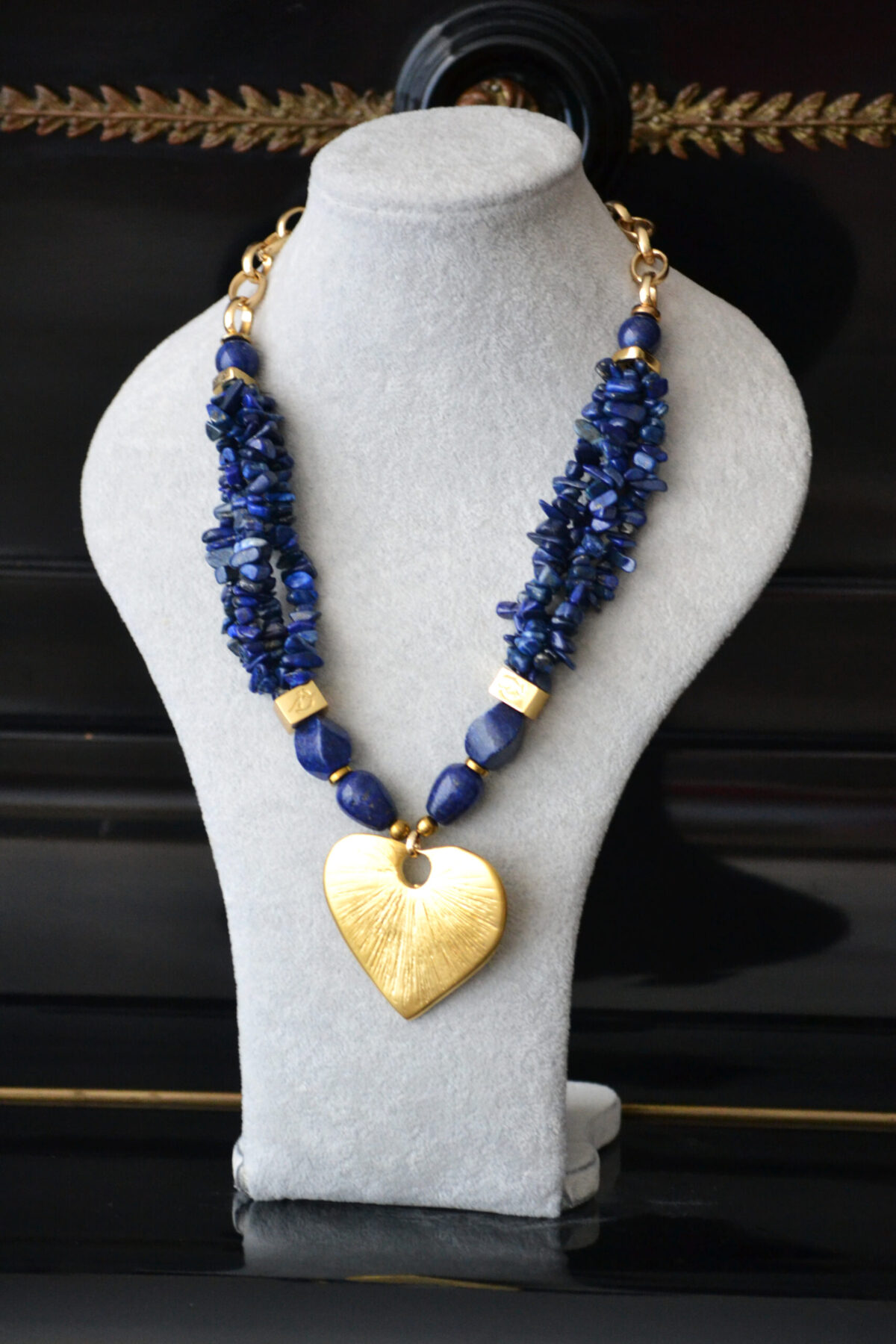 Collar Lapislázuli & Corazón Relieve