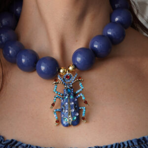 Collar bola de acrílico con dije de escarabajo azul