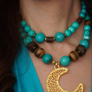 Collar de turquesa y ojos de tigre acabado mate con dije de luna con baño de oro de 24 k y acabado mate
