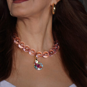 Collar Acrílico Palo de Rosa con Dije de Gota
