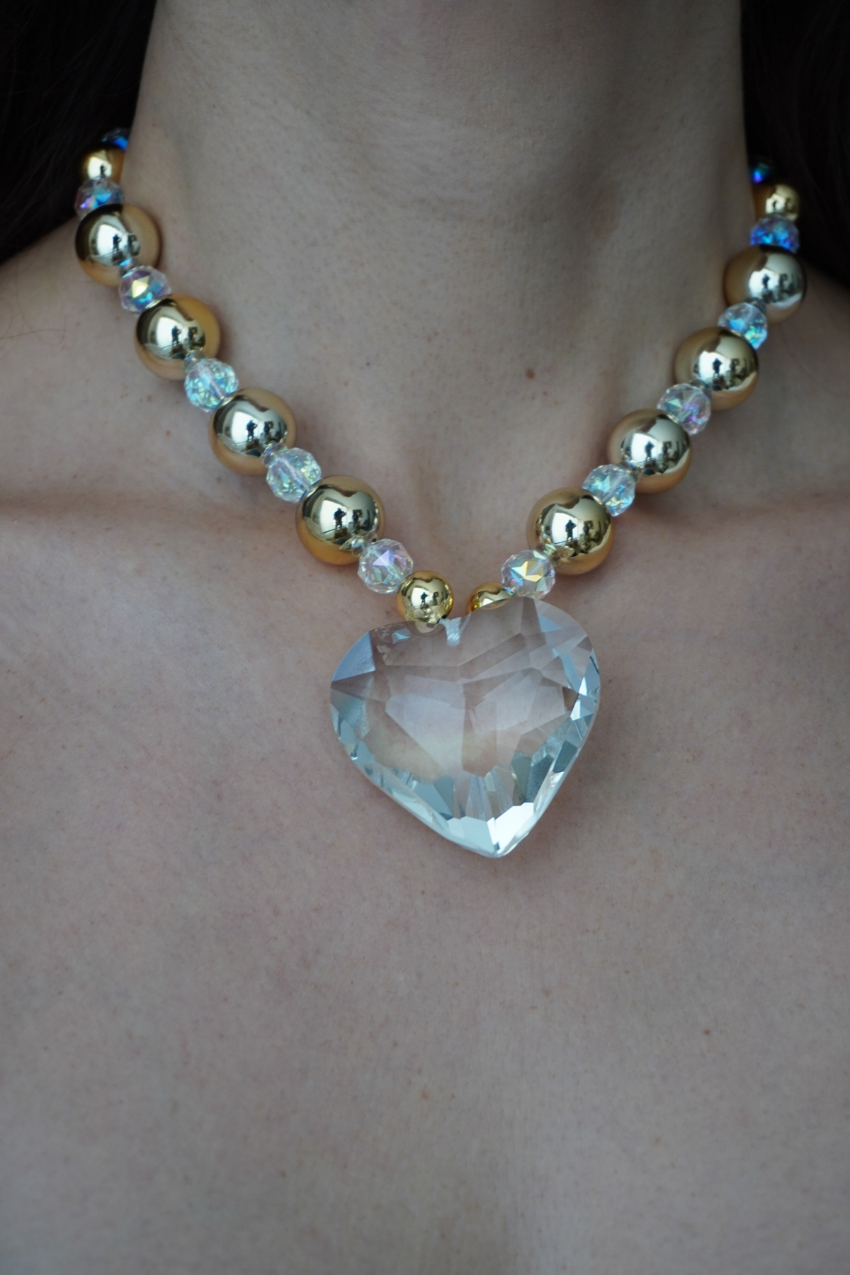 Collar Acrílico Dorado con Dije de Cristal - Imagen 6